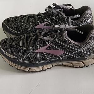 Women's Brooks sz 9